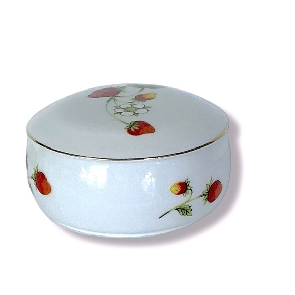 Vintage White Porcelain Trinket Box Lidded Jewelry Keeper Red Strawberry Design - Picture 8 of 16